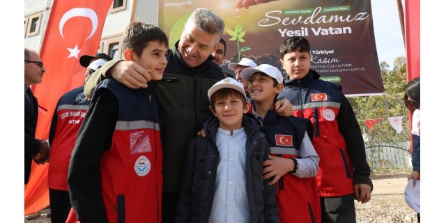 Artvin Valisi'nden Öğrencilere TOGG ile Ev Sürprizi